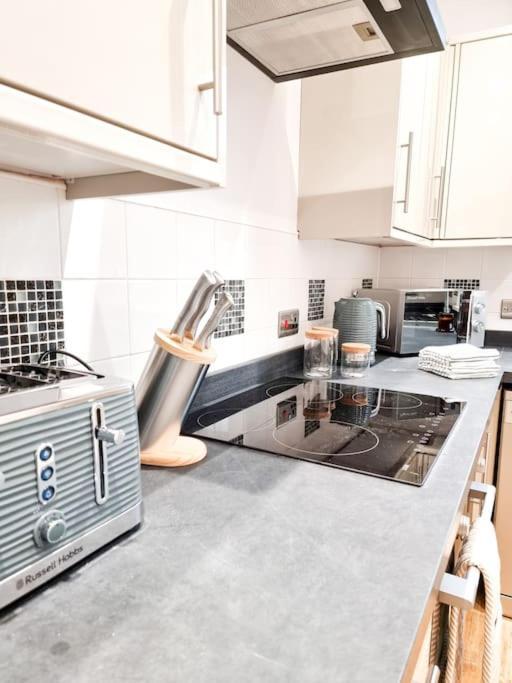 Stunning Flat Close To Beach Swansea Exterior photo