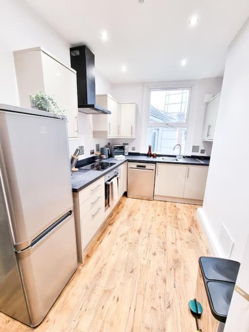 Stunning Flat Close To Beach Swansea Exterior photo